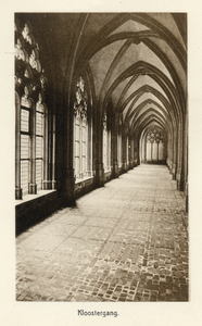 120374 Gezicht in de zuidelijke arm van de kruisgang van de Domkerk te Utrecht, uit het westen.